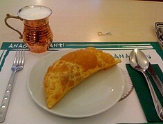 Çibörek : chausson de pâte phyllo et viande hachée, avec un pot d'ayran.