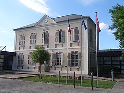 Fotografía en color de un ayuntamiento (edificio administrativo) en Barbazan-Debat, Francia.