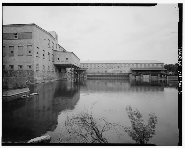 File:BUILDING No. 4 - WEST SIDE (LEFT) AND BUILDING No. 5, VIEW TO THE SOUTH - Whiting-Plover Paper Mill, 3243 Whiting Road, Whiting, Portage County, WI HAER WIS,49-WHIT,1-6.tif