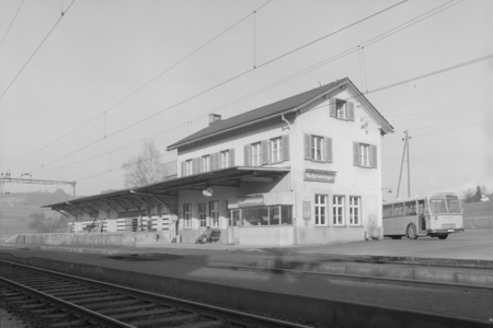 Bahnhof Niederweningen, Güterschuppen 2005 abgebrochen, Empfangsgebäude 2009 abgebrochen