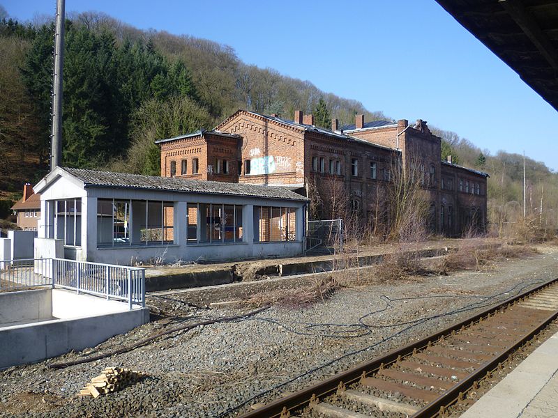 File:Bahnhof Vlotho von den Gleisen 2.jpg