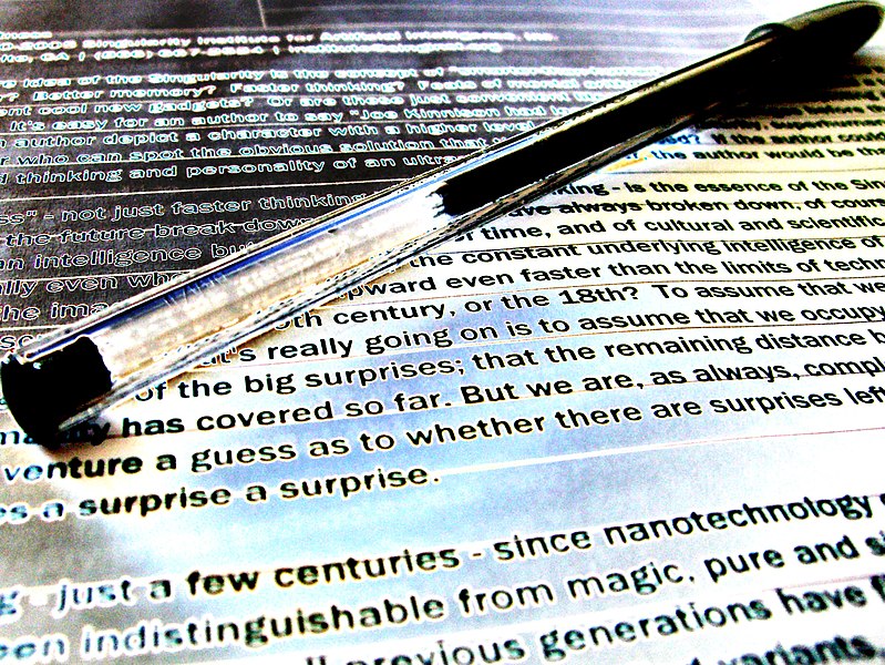 File:Ballpen lying on printed text.jpg