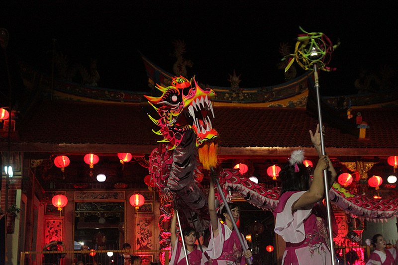 File:Barongsai Act Moon Cake.jpg