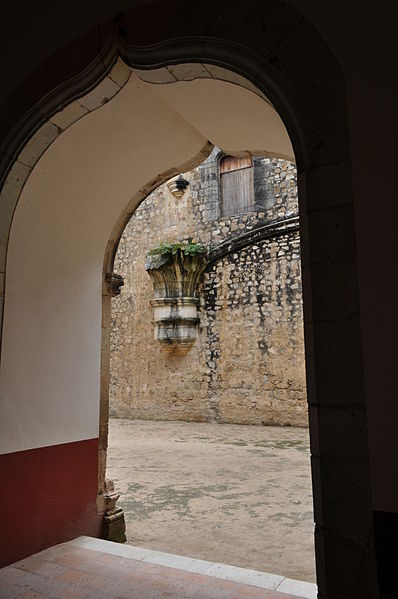 File:Base arco vista puerta.JPG