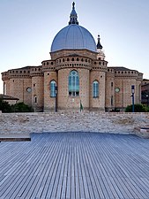 Basilique de Lorette - vue sur les absides et la coupole depuis le Parc du Souvenir. 2020