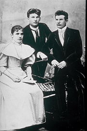 Sourozenci - Anna Baťová (vlevo), Tomáš Baťa (uprostřed), Antonín Baťa (vpravo) zakladatelé obuvnické firmy