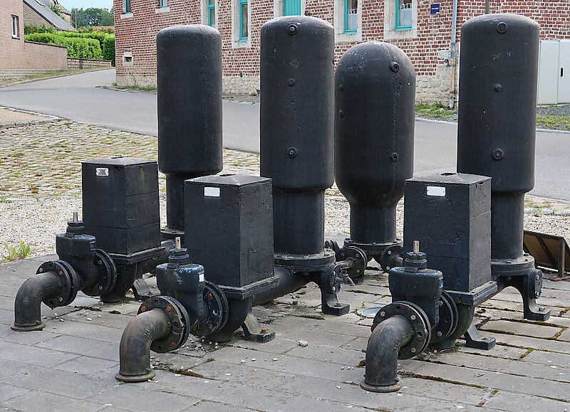 File:Batterie 3 Béliers Hydraulic rams in Noduwez Orp-Jauche Belgium.jpg