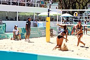 Deutsch: Beachvolleyball bei den Olympischen Jugendspielen 2018; Tag 9, 15. Oktober 2018; Mädchen, Viertelfinale: USA-Spanien 2–1 (21–19/17–21/15–9) English: Beach volleyball at the 2018 Summer Youth Olympics at 15 October 2018 – Girls Quarterfinals: USA-Spain 2–1 (21–19/17–21/15–9)