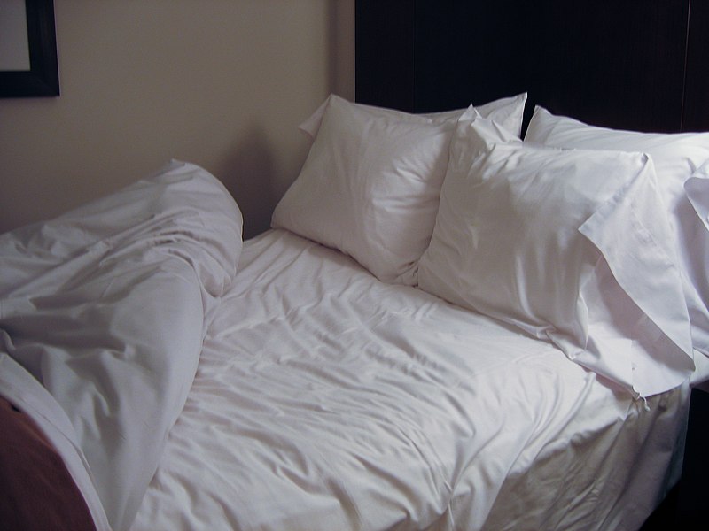 File:Bed in Seattle hotel.jpg