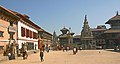 Bhaktapur-Palastplatz 04 mit Siddhilakshmi-Cyasilim-Bhupatindramalla-Saeule-Vatsala-Yaksheshvara-gje.jpg