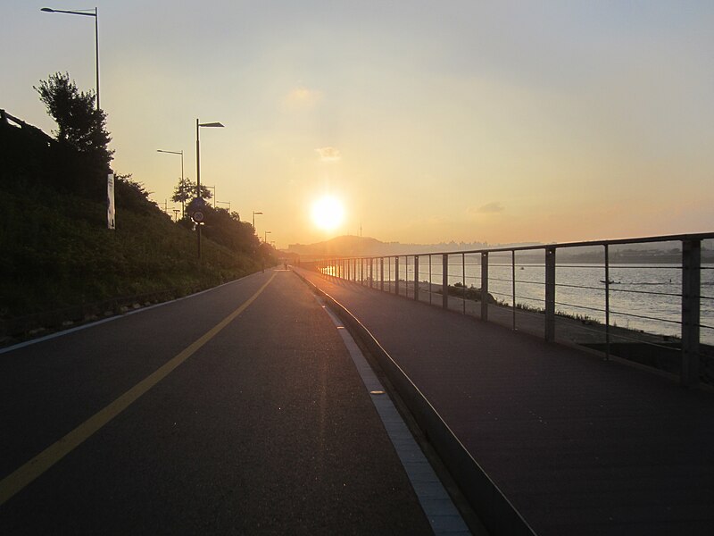 File:Bicycle path of Han River, Seoul.JPG