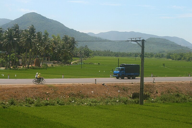 File:Binh Dinh NatRoad1.jpg