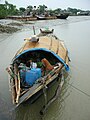 Рибалка відпочиває у своєму сампані. Барісал, Бангладеш