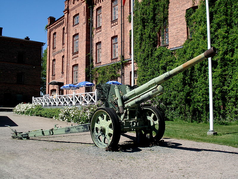 File:Bofors M34 105mm Gun Hameenlinna 6.jpg