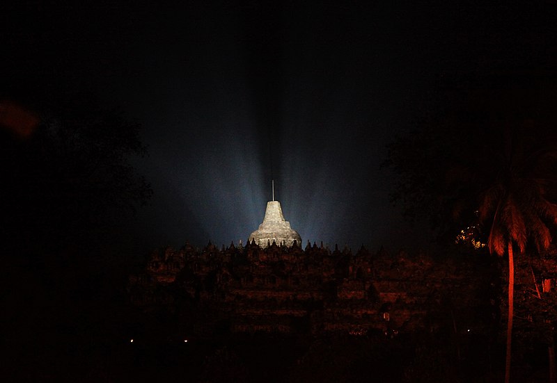 File:Borobudur di waktu malam.jpg