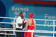 Deutsch: Boxen bei den Olympischen Jugendspielen 2018 Tag 12, 18. Oktober 2018 - Finale im Leichten Weltergewicht Jungen – Ilia Popov (Russland, rot) schlägt Talgat Shaiken (Kasachstan, blau) 4-1; Ringrichter ist James Beckles (Trinidad und Tobago). English: Boxing at the 2018 Summer Youth Olympics on 18 October 2018 – Final Light Welterweight Boys Bout - Ilia Popov (Rusia, rojo) supera a Talgat Shaiken (Kazajstán, azul) 4-1; Referee is James Beckles (Trinidad and Tobago). Español: Boxeo en los Juegos Olímpicos Juveniles de Verano de 2018 en 18 de octubre de 2018 - Chicos de peso welter ligero final: Ilia Popov (Uzbekistán, roja) le gana a Talgat Shaiken (Egipto, azul) 4-1; El árbitro es James Beckles (Trinidad y Tobago).