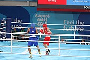 Deutsch: Boxen bei den Olympischen Jugendspielen 2018 Tag 12, 18. Oktober 2018 - Finale Leichtgewicht Mädchen – Junioren-Weltmeisterin und dreifache Juniorinnen-Europameisterin Caroline Sara DuBois (Großbritannien, blau) schlägt Juniorinnen-Asienmeisterin Porntip Buapa (Thailand, rot). English: Boxing at the 2018 Summer Youth Olympics on 18 October 2018 – Girls' lightweight Gold Medal Bout – Caroline Sara DuBois (Grat Britain, blue) wins over Porntip Buapa (Thailand, red). Español: Boxeo en los Juegos Olímpicos Juveniles de Verano de 2018 en 18 de octubre de 2018 - Combate de medalla de oro de peso ligero para niñas - Caroline Sara DuBois (Gran Bretaña, azul ) gana sobre Porntip Buapa (Tailandia, rojo).