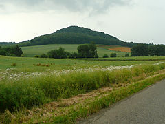 Blick von Nordosten zum Brackenberg; Ort der Burgruine Brackenburg