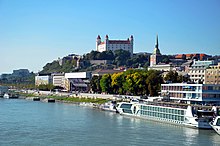 Le château de Brastislava depuis le Danube.