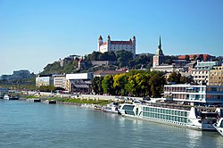 Panorama di Bratislava con il castello