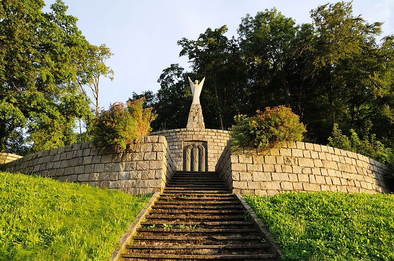 File:Brombach - Kriegerdenkmal.jpg