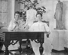 Melchior, Netty et Louise Treub dans le jardin botanique de Buitenzorg, 15 juin 1904.