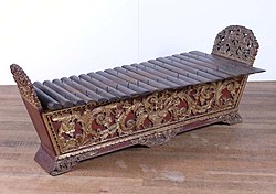 COLLECTIE TROPENMUSEUM Xylofoon met twintig tasten underdeel of gamelan Slendro TMnr 500-9.jpg