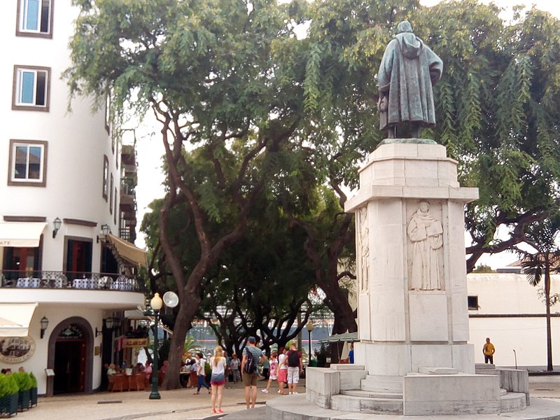 File:Café Golden Gate e estátua de Zarco.jpg