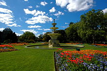 Carlton Gardens fountain Carlton Gardens fountain.jpg