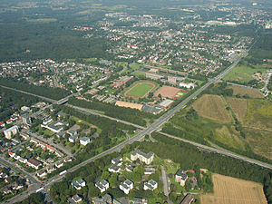 Zgn. Stadtmittelpunkt, met raadhuis en Europahalle, de B 235 en de A42