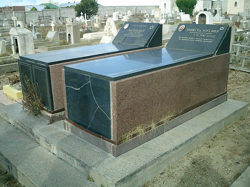 File:Cementerio de Puerto San Julian.jpg