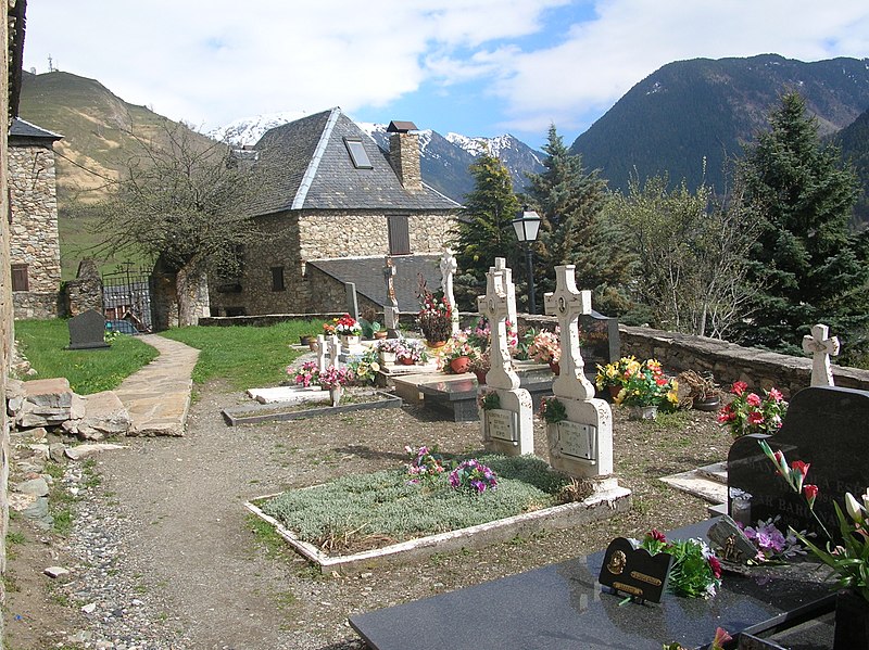 File:Cementerio en el pirineo - panoramio.jpg