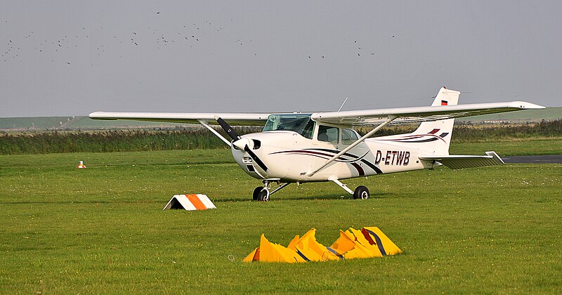 File:Cessna 172 Borkum 05.jpg