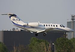 Посадка Cessna 525A-Citation авиакомпании JetAlliance в венском международном аэропорту