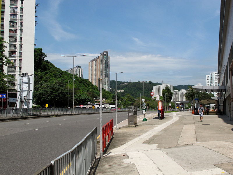 File:Che Kung Miu Road near Chun Shek Estate 201305.jpg