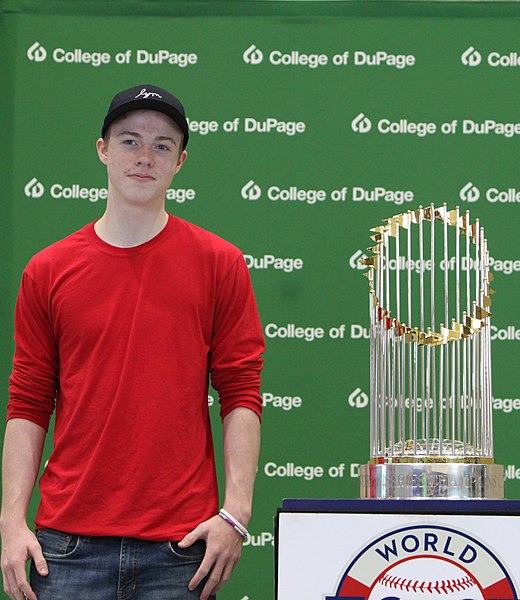 File:Chicago Cubs Championship Trophy Visits COD Food Truck Rally-Sunset 5K 2017 55 (37244279536).jpg