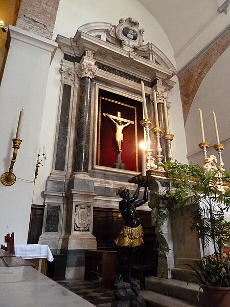 File:ChurchInteriorLucca.JPG