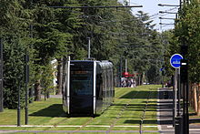Une rame de tramway entre les stations Coppée et Beffroi.