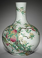 Famille rose vase med fersken (en av et par), Qianlong-regjering