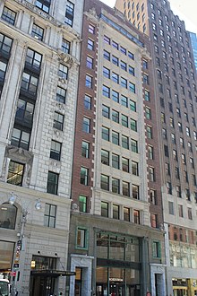 La façade de 1780 Broadway, un monument désigné de la ville de New York conservé à la base de Central Park Tower, est faite de calcaire et de brique.