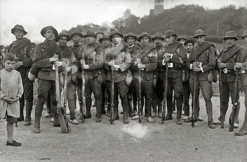 File:Concentración de tropas en la playa de Ondarreta con destino a guerra de África (5 de 8) - Fondo Car-Kutxa Fototeka.jpg