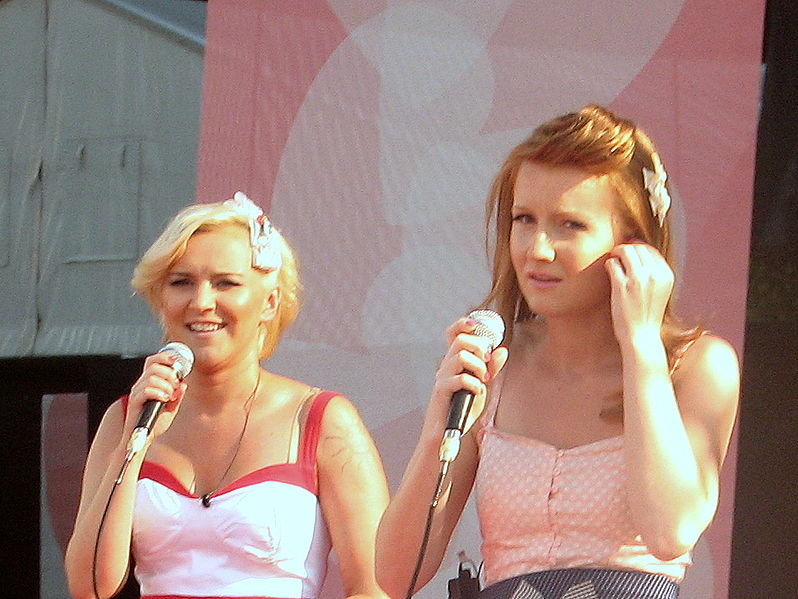 File:Concert of Dziewczyny during IV Meeting Of Fans of the TV Series "M jak miłość" in Gdynia 2010 - 10.jpg