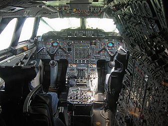 Cockpit du Concorde Fox Bravo ([F-BVFB]). Cet appareil fut, le 31 mai 2003, le dernier Concorde d'Air France à atterrir en service commercial. Il se trouve aujourd'hui au musée automobile et technologique de Sinsheim en Allemagne, avec un Tu-144D, le no 77112. Le musée de Sinsheim est le seul endroit au monde où le Concorde et le Tupolev Tu-144 sont visibles côte à côte. (définition réelle 2 272 × 1 704)