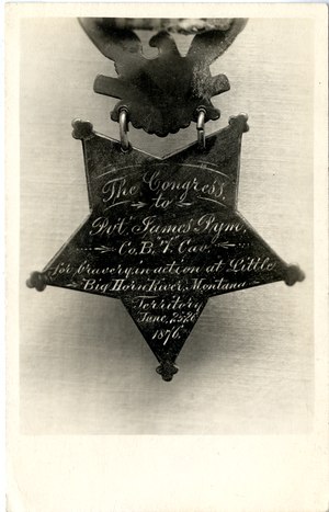 Medalha de honra do Congresso concedida ao soldado James Pym da Companhia B da 7ª Cavalaria por Transportar Água durante a Batalha (1941eef48167441b8b9a17eddea64f97) .tif