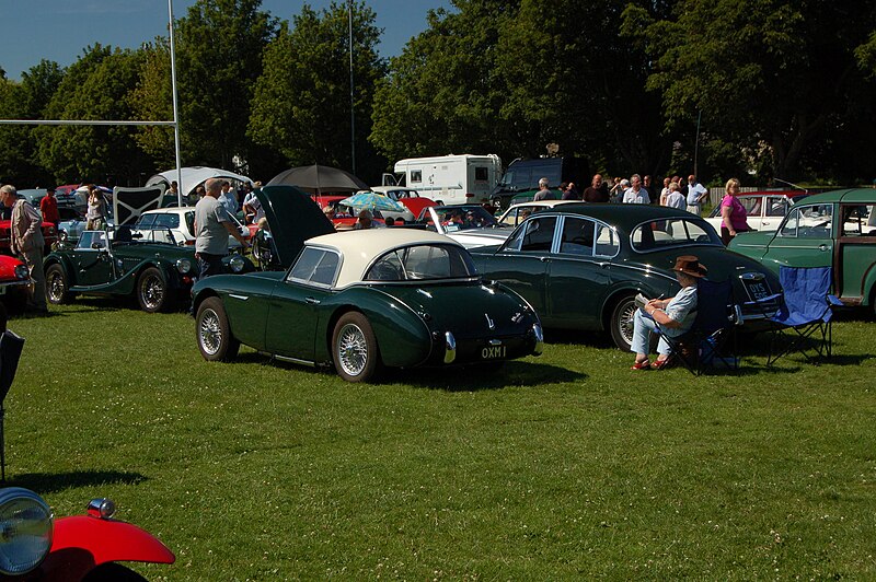 File:Corbridge Classic Car Show 2011 (5897754083).jpg