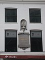 Plaquette en buste van Coster aan de Grote Markt in Haarlem