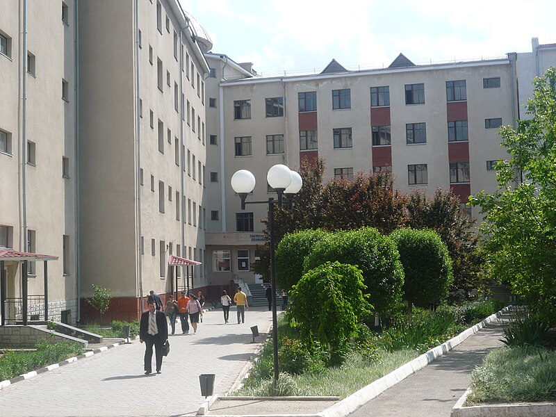 File:Curtea Universității.jpg