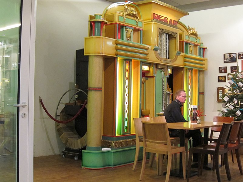 File:DECAP cafe, Museum Speelklok.jpg