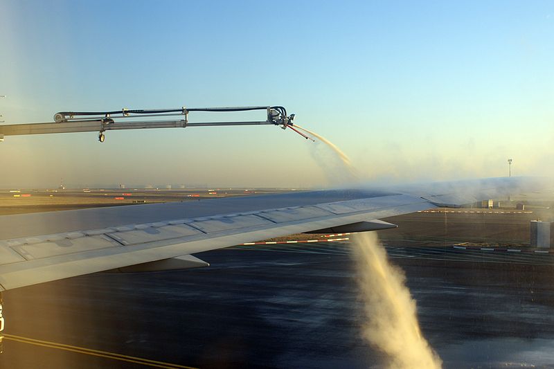 File:DEICING BEFORE FLIGHT CDG-ATL 767 N173DZ DELTA (16654072135).jpg