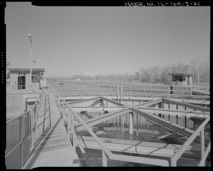 File:DETAIL VIEW OF DOWNSTREAM LOCK GATE. LOOKING NORTH NORTHWEST. - Illinois Waterway, Thomas J. O'Brien Lock and Control Works, East 130th Street, Chicago, Cook County, IL HAER IL-164-I-21.tif